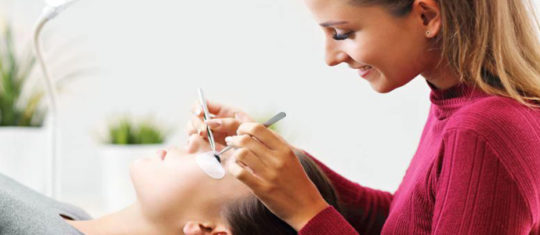 Devenir technicienne en extension de cils